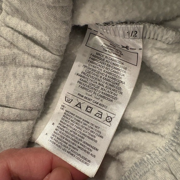 🔥4/$20 Adidas Light Gray Women's Cropped Sweatshirt - Picture 5 of 8